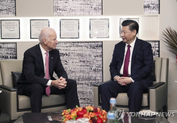 2017년 다보스 포럼에서 만난 조 바이든 전 부통령과 시진핑(오른쪽) 중국 국가주석. [출처=연합뉴스, 신화통신]