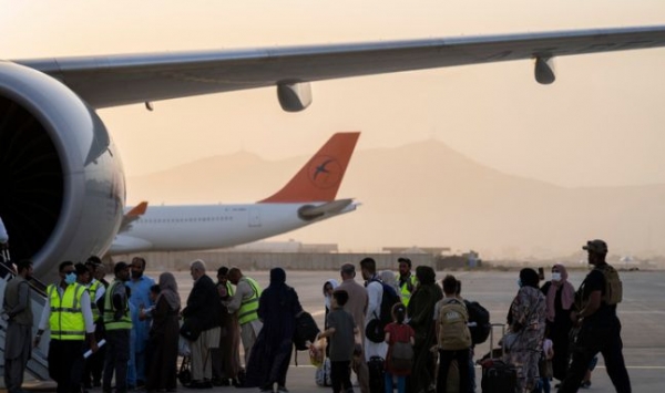 지난 9일(현지시간) 아프가니스탄 카불 공항에서 외국인들이 카타르 항공기에 탑승하고 있다. AP=연합뉴스