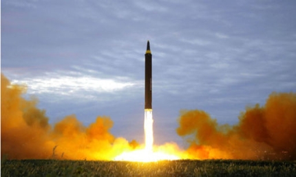북한의 중거리탄도미사일 화성-12형이 가상 표적을 향해 발사되고 있다. [사진출처=연합뉴스]