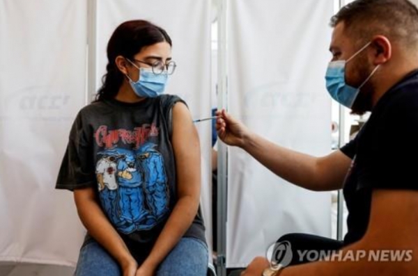 코로나19 백신 부스터샷 맞는 이스라엘 여성 [출처=연합]