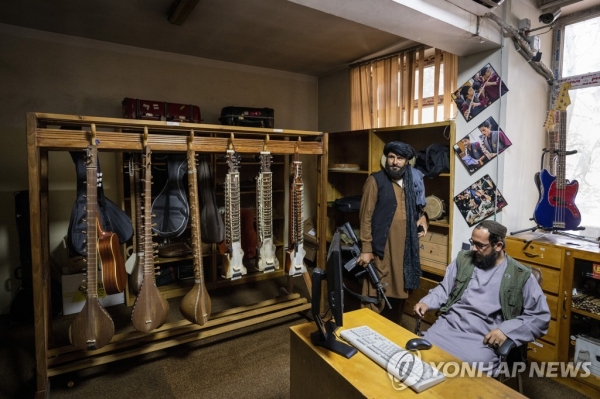 지난달 아프가니스탄 국립음악학교에 들어선 탈레반 연계조직인 하카니 네트워크 대원.