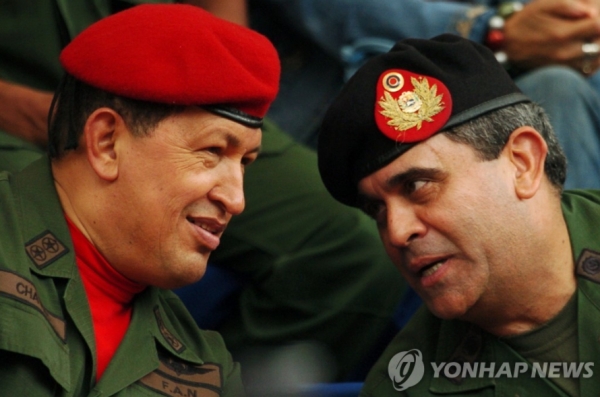 수감 중 숨진 베네수엘라 정치범 바두엘(오른쪽)과 차베스 전 대통령의 2006년 모습이다. [출처=연합뉴스]