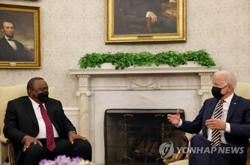 바이든 대통령(오른쪽)과 케냐타 대통령[로이터=연합뉴스]