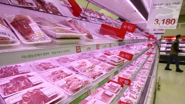 서울 한 대형마트 축산물 판매대에 각종 돼지고기·소고기 제품이 진열돼 있다. [출처=연합뉴스]