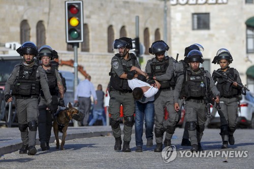 예루살렘 구시가지 충돌 과정에서 팔레스타인 청년을 체포한 이스라엘 경찰관들 [출처=연합뉴스]