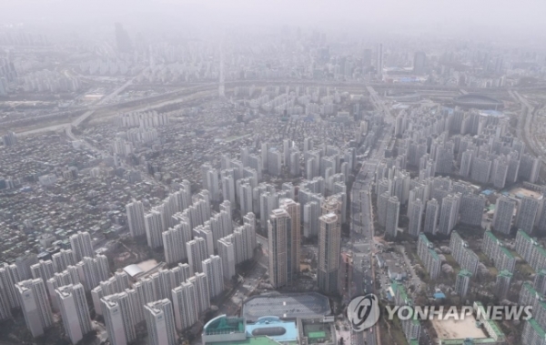 29일 KB국민은행 리브부동산이 발표한 월간KB주택시장동향에 따르면 3월 서울의 아파트 평균 매매가격이 10억9천993만원으로 지난달(10억8천192만원)보다 1천801만원 올라 11억원 돌파까지 불과 7만원만 남겨뒀다. 서울 강남 지역(한강 이남 11개구)의 평균 아파트값은 13억500만원으로 처음 13억원을 넘겼다. 사진은 이날 오후 서울 송파구 일대 아파트 단지 모습.  [출처=연합뉴스]