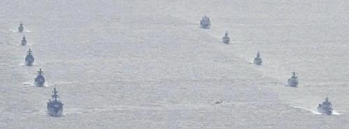지난 23일 동중국해를 항해하는 중국(오른쪽)과 러시아 군함. [출처=일본 방위성]