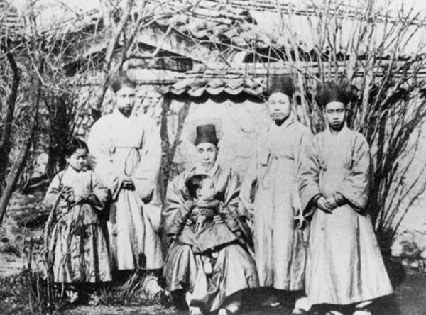 독립운동가 홍만식 선생(왼쪽에서 두번째)의 가족사진  [출처=연합]