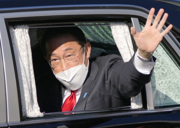 일본 중의원 선거 투·개표일을 하루 앞둔 30일 오후 자민당 총재인 기시다 후미오 총리가 도쿄도 조후시에서 거리유세를 마치고 떠나면서 지지자들에게 인사하고 있다.