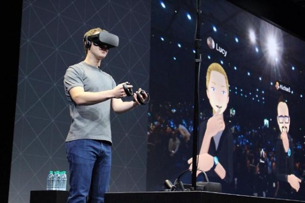 페이스북의 창업자 마크 주커버그가 가상현실(VR) 컨트롤러인 오큘러스를 시연하고 있다. [사진=AFP·연합뉴스]