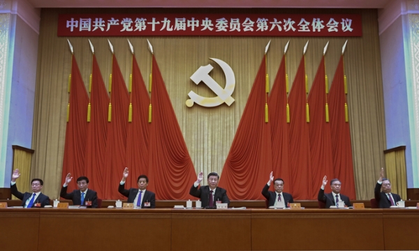 시진핑 중국 국가주석(가운데)과 리커창 총리(오른쪽에서 3번째)가 지난 11일 베이징에서 속개된 공산당 제19기 중앙위원회 6차 전체회의(19기 6중 전회)에서 거수하고 있다. [사진=연합뉴스]