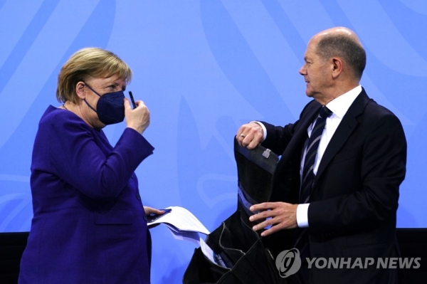 앙겔라 메르켈(왼쪽) 독일 총리와 올라프 숄츠 사민당 총리 후보. [출처=연합뉴스]