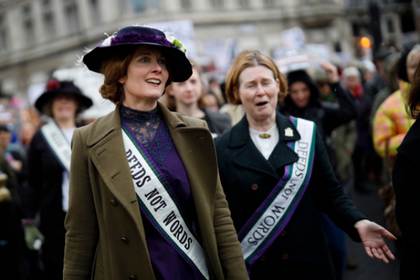 지난 2020년 38번째 세계 여성의 날을 맞아 런던에서 열린 시위. 여성 참정권 운동을 벌인 '서프러제트' 복장을 한 참가자들이 '말 대신 행동으로'라는 문구가 적힌 어깨 띠를 두르고 있다. [사진=AFP연합뉴스.]