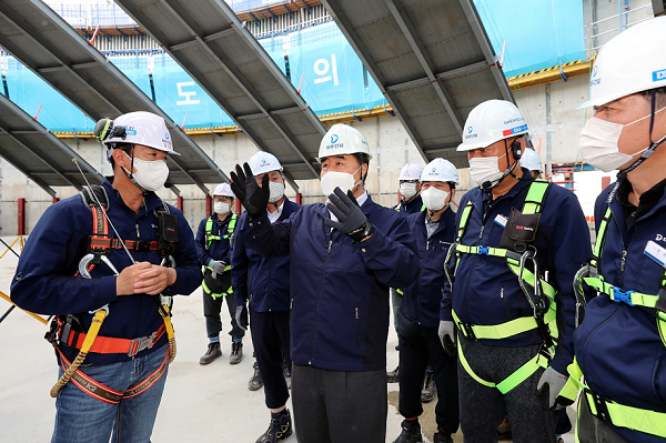 김형 대우건설 대표이사가 지난 9월 15일 울산 북항 터미널 건설 현장에서 안전점검을 하고 있다. [출처=대우건설]