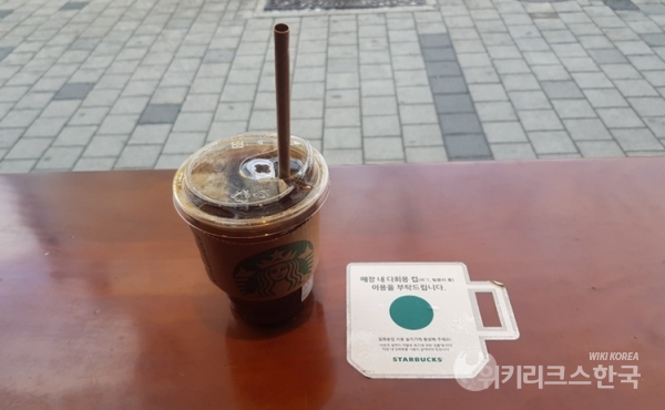 [서울 영등포구의 한 스타벅스 매장에서 내부 섭취 고객에게 일회용 컵으로 커피를 제공한 모습 / 사진=박영근 기자]