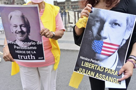 Mexican activists hold banners that read Revolutionary of journalism and hero of the truth and Freedom for Julian Assange. AFP=Yonhap