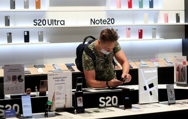 러시아에 위치한 삼성전자 갤럭시 매장에서 한 쇼핑객이 삼성 스마트폰을 만져보고 있다. [출처=연합뉴스]