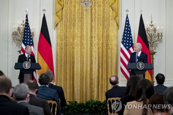 바이든 미국 대통령(오른쪽)과 숄츠 독일 총리(왼쪽): 조 바이든 미국 대통령과 올라프 숄츠 독일 총리가 7일(현지시간) 백악관에서 정상회담 뒤 공동 기자회견을 하고 있다. [워싱턴 EPA=연합뉴스]