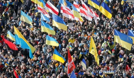 거리로 나온 우크라이나 시민들.(로이터=연합뉴스) 12일(현지시간) 우크라이나 수도 키이브 거리에 모인 시민들이 러시아에 맞서 단결을 강조하고 있다.