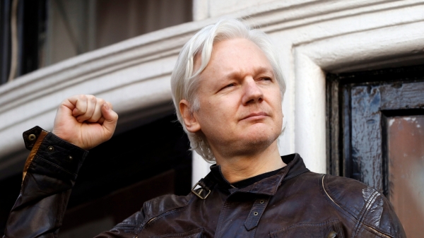 WikiLeaks founder Julian Assange greets supporters from a balcony of the Ecuadorian embassy in London. [AP=Yonhapnews]
