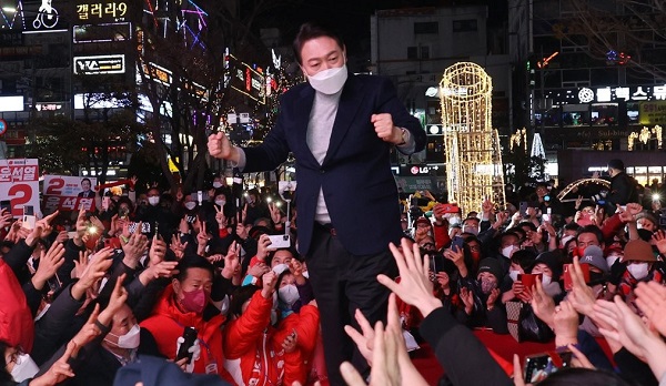 윤석열 국민의힘 대선 후보가 지난 19일 오후 경남 창원시 상남분수 광장에서 유세하고 있다.