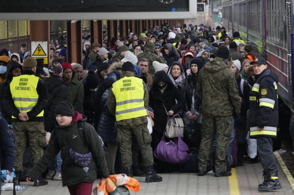 우크라이나 난민들이 지난달 27일(현지시간) 폴란드 프셰미슬의 기차역에 도착하고 있다. [AP=연합뉴스]