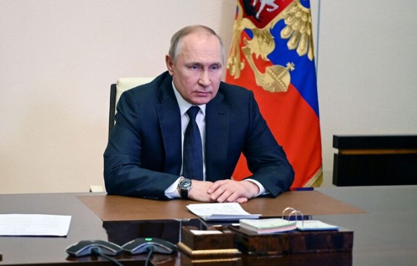 블라디미르 푸틴 러시아 대통령이 3일 국가안보회의 전화회의를 앞두고 생각에 잠겨있다. [AFP 연합뉴스]