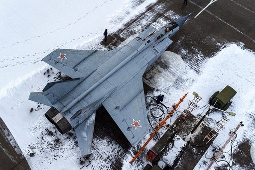러시아 서부 트베리 지역에서 군사훈련 중인 러시아 공군 미그(MiG)-31 전투기가 이륙 준비를 하고 있다. [사진=러시아 국방부 제공]
