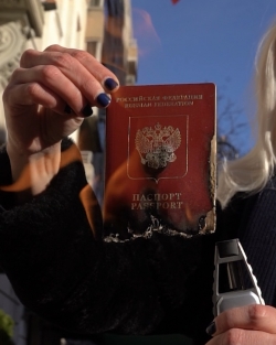 앨런이 러시아 여권을 태우는 모습. [사진=슈퍼레어(SuperRare) 사이트 캡쳐]