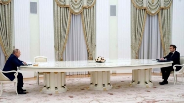 모스크바 크렘린궁에서 4m짜리 긴 테이블에 앉아 정상회담을 하는 푸틴(왼쪽) 러시아 대통령과 마크롱 프랑스 대통령 [AP 연합뉴스]