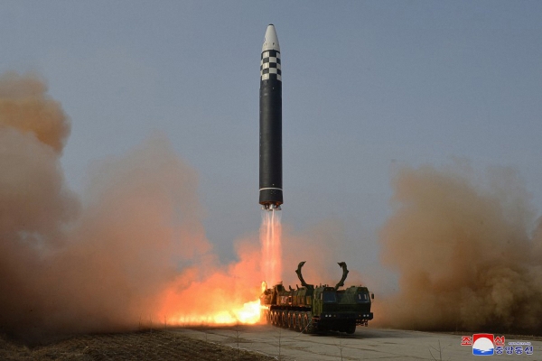 북한이 지난 24일 김정은 국무위원장의 지도 아래 신형 대륙간탄도미사일(ICBM) '화성-17형' 시험발사를 단행했다. [사진출처=연합뉴스]<br>