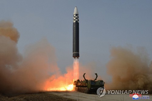 북한이 전날 김정은 국무위원장의 지도 아래 신형 대륙간탄도미사일(ICBM) '화성-17형' 시험발사를 단행했다고 조선중앙통신이 지난 25일 보도했다. [출처=연합]