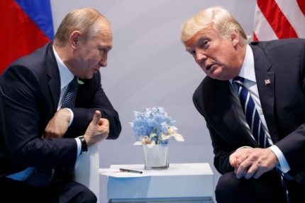 블라디미르 푸틴 러시아 대통령(왼쪽)과 도널드 트럼프 전 미국 대통령이 지난 2017년 G20 정상회담에 참석해 대화를 나누고 있다. [AP=연합뉴스]