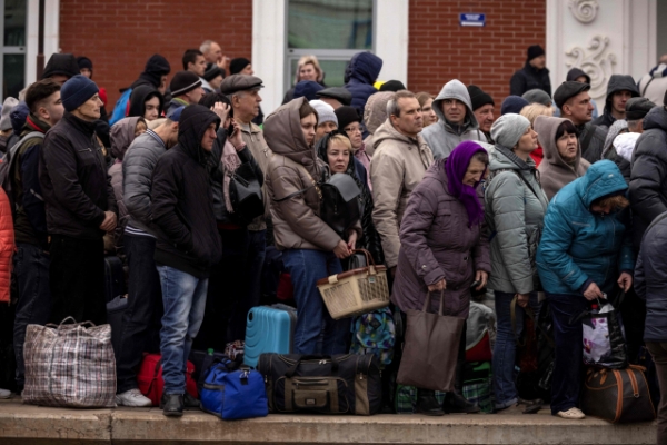 우크라이나 동부 돈바스(도네츠크·루한스크) 지역 크라마토르스크 중앙역 플랫폼에서 주민들이 짐가방을 든 채 피란 열차를 기다리고 있다. 연합뉴스