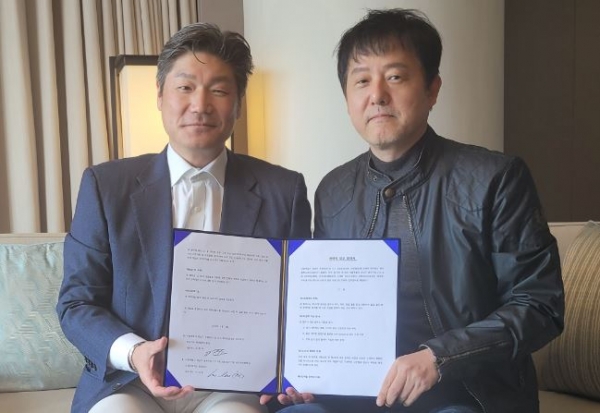 CEO Lee Tae-heon of OPUS Pictures (right) and CEO Kim Hee-woo of JFlexUni (left) signed an MOU for content production within the Metaverse at COEX Intercontinental Hotel in Seoul on the April 4th 2022. [Source= JFlexUni]