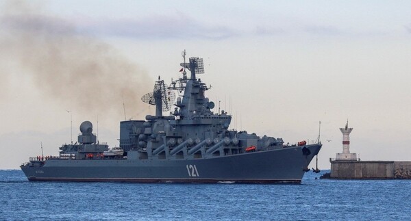 러시아 해군의 유도미사일 순양함 '모스크바호'가 지난해 11월 16일 흑해에서 북대서양조약기구(NATO) 소속 군함 추적 임무를 마친 후 크림반도 세바스토폴 항구로 입항하고 있다. 러시아 언론은 흑해 선단을 이끄는 모스크바호에서 폭발이 일어났다고 4월 13일 보도했다. 우크라이나군은 이 전함을 격침했다고 주장했으나 러시아는 화재로 인한 폭발사고라고 밝혔다. [사진=연합뉴스]