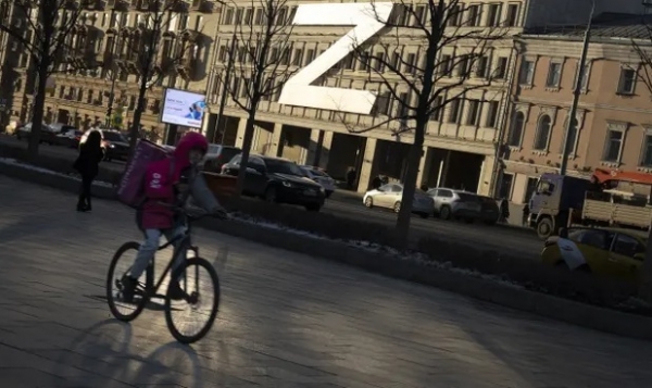 러시아 수도 모스크바에서 한 시민이 자전거를 타고 거리를 달리는 옆으로 초대형 ‘Z’ 글자가 보인다. Z는 러시아에서 우크라이나와의 전쟁을 지지하는 뜻으로 쓰인다. [사진=AP연합뉴스]