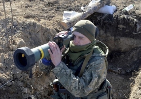 우크라이나군 병사가 대전차 무기 ‘재블린’을 조준하는 모습. 미국 등 서방에서 집중적으로 지원한 재블린은 러시아 기갑부대 탱크 파괴의 1등공신으로 꼽힌다. [AFP연합뉴스]