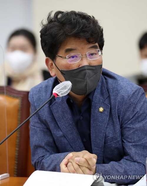 더불어민주당 박완주 의원이 22일 오전 국회에서 열린 행정안전위원회 전체회의에서 발언하고 있다. [출처=연합]