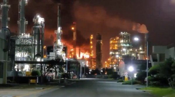 지난 19일 저녁 울산 온산공단에 위치한 에쓰오일(S-Oil) 공장에서 대형 화재가 발생해 시꺼먼 연기가 하늘을 뒤덮은 모습이다. [사진출처=시민 제보자]