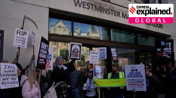 Wikileaks founder Julian Assange supporters hold placards as they gather outside Westminster Magistrates court In London. [AP / Yonhap]