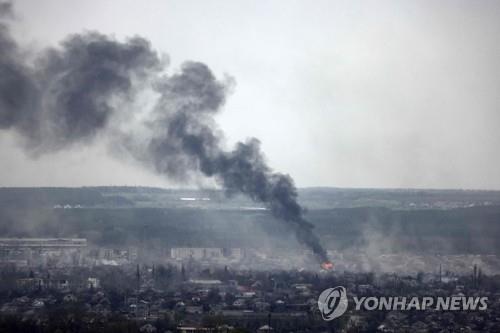 우크라이나 돈바스 솟구치는 검은 연기/ 연합뉴스