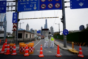 상하이에서 지난 3월 28일 보호복을 입은 경찰이 황푸강을 건너 푸둥신구로 통하는 터널 통행을 통제하고 있다. [사진 = 연합뉴스]