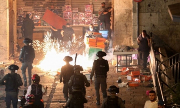 동예루살렘의 구시가지에서 이스라엘 경찰이 팔레스타인 주민들에게 섬광탄을 쏘는 모습. [사진 = 연합뉴스]