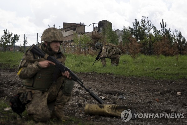 하르키우에서 전투 중인 우크라이나 병사들 [사진 = 연합뉴스]