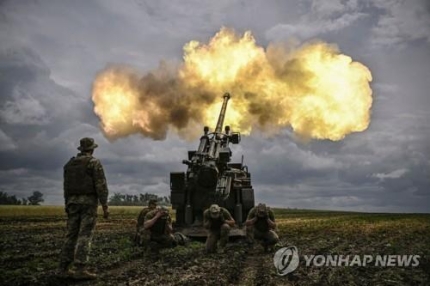 돈바스서 포격하는 우크라이나군 [AFP 연합뉴스]