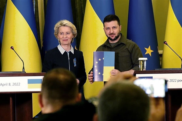 볼로디미르 젤렌스키 우크라이나 대통령(사진 오른쪽)이 지난 4월 8일(현지시각) 우르줄라 폰데어라이엔 EU 집행위원장으로부터 유럽연합 가입 신청을 검토하기 위한 설문지를 받고 있다. [사진=연합뉴스]