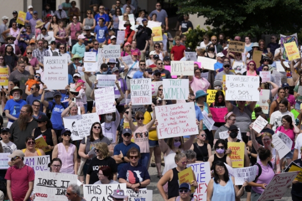 낙태권 옹호자들이 25일(현지시간) 미국 인디애나주(州) 인디애나폴리스에서 전날 연방대법원의 ‘로 대(對) 웨이드(Roe vs. Wade)’ 판결 폐기 결정에 반대하는 시위를 하고 있다. [사진=연합뉴스]