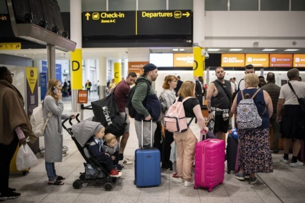 지난 5월 31일(현지시간) 영국 런던 개트윅공항에 탑승 수속을 밟으려는 승객들의 긴 줄이 형성돼 있다. [사진 = 연합뉴스]