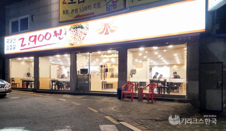 (위부터)거리두기 해제 직후인 5월 2주 성남시 금광동에 있는 한 식당의 03시경 모습. 30여 석의 자리가 꽉찼다. 이번 주중 모습. 두 개의 식탁에 5명의 손님만 있다. [출처=정수남 기자]